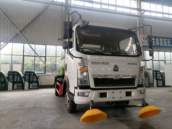 Sinotruck howo 10000liter 10cbm Cummins Diesel Engine Water Watering Tank Truck with Front Sweeper Price 