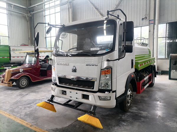 Sinotruck howo 10000liter 10cbm Cummins Diesel Engine Water Watering Tank Truck with Front Sweeper Price 