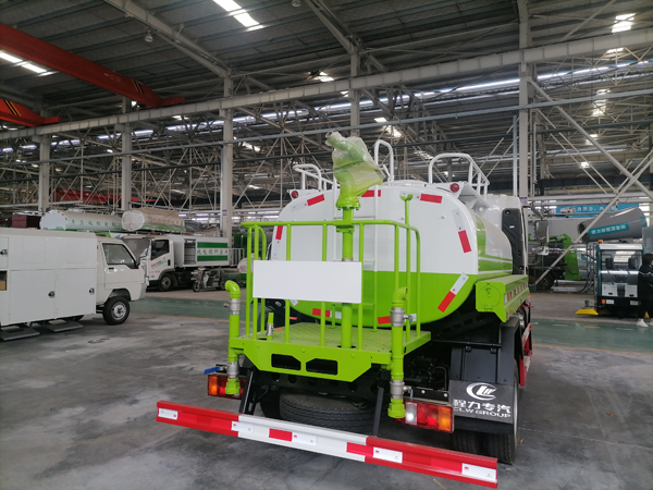 Sinotruck howo 10000liter 10cbm Cummins Diesel Engine Water Watering Tank Truck with Front Sweeper Price 