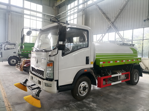 Sinotruck howo 10000liter 10cbm Cummins Diesel Engine Water Watering Tank Truck with Front Sweeper Price 