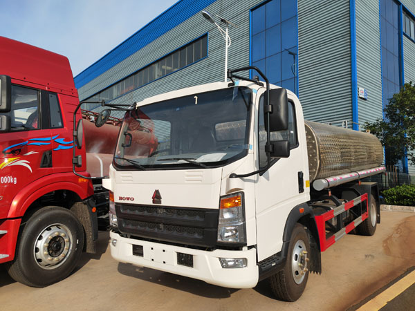 Sinotruck howo SS304 8000liter Portable Drinking Water Transport Truck