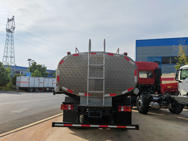 Sinotruck howo SS304 8000liter Portable Drinking Water Transport Truck