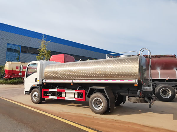 Sinotruck howo SS304 8000liter Portable Drinking Water Transport Truck