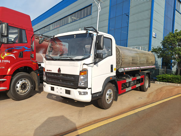 Sinotruck howo SS304 8000liter Portable Drinking Water Transport Truck