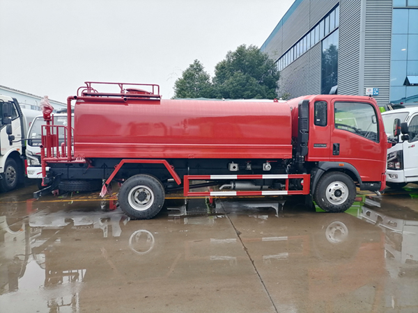 Sinotruck HOWO 8000Liter Pesticide Spraying Vehicle 